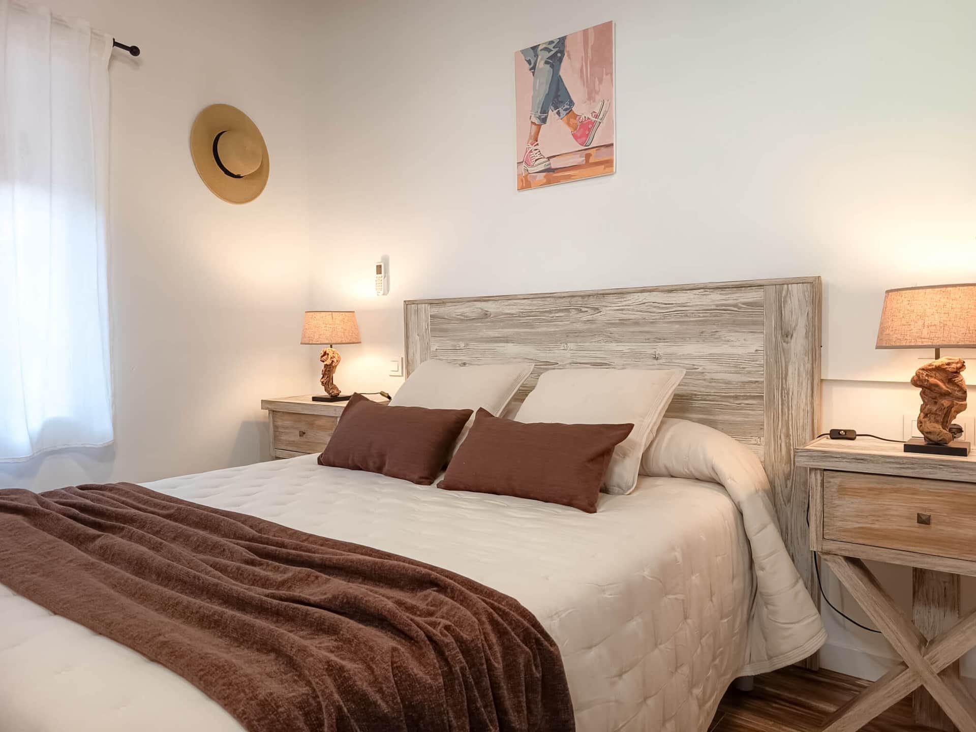 Dormitorio doble de La Casita de Ale en Polán con cama de matrimonio y decoración cálida