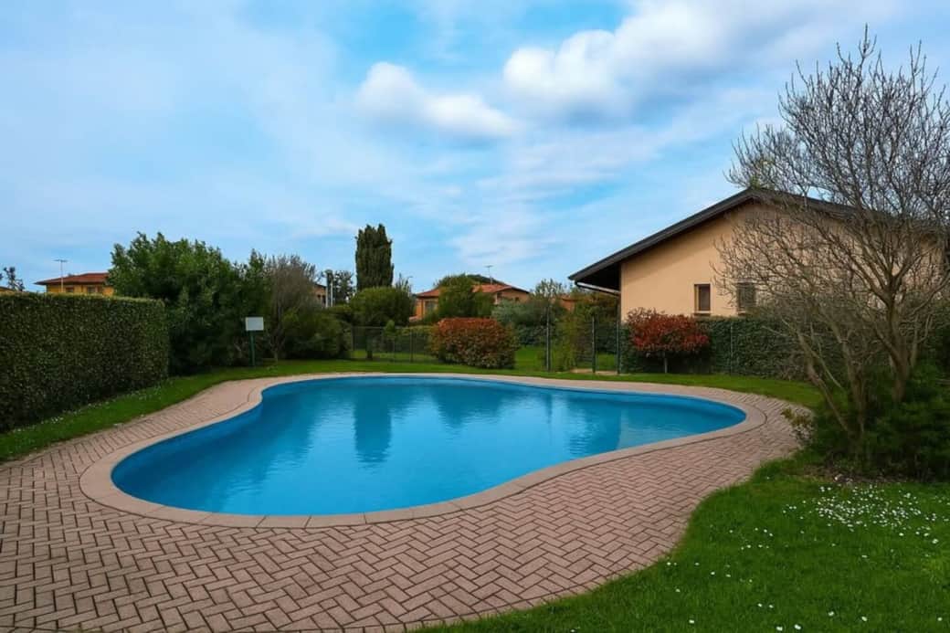 Piscina del residence fronte casa