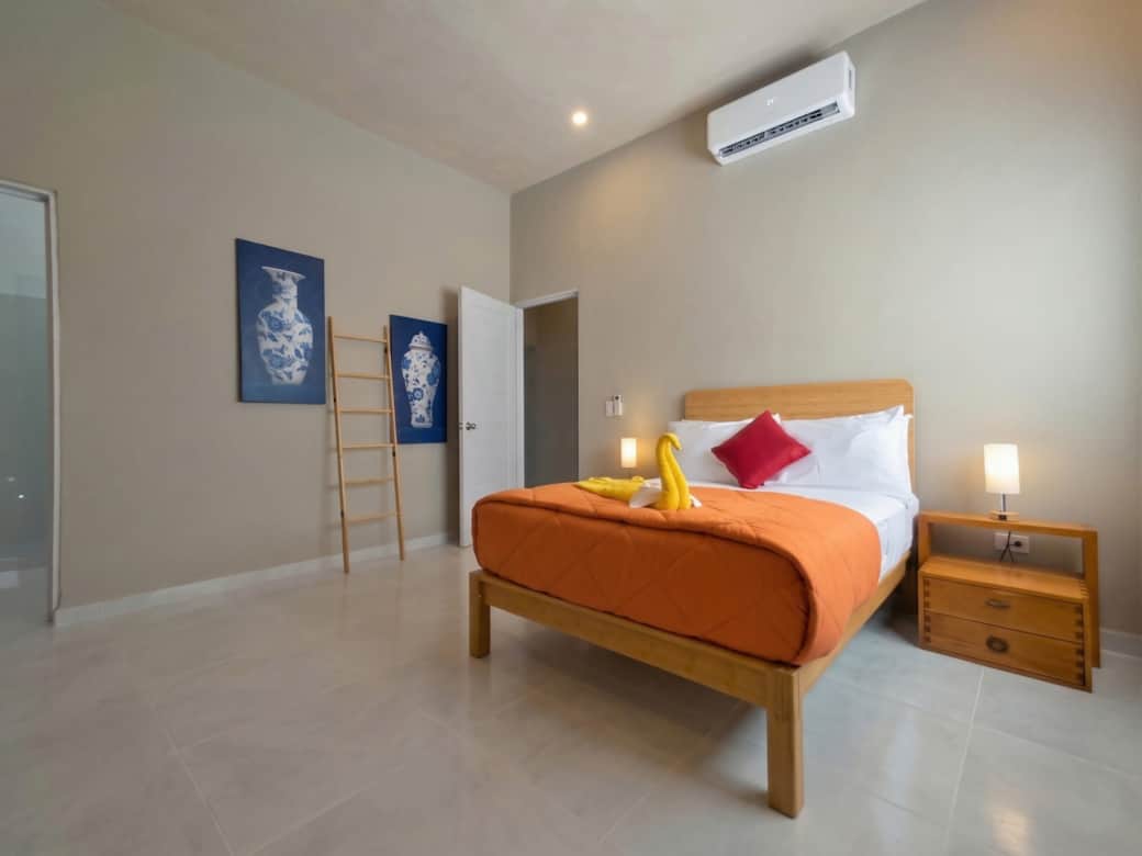 Chambre avec lit king-size, salle de bains attenante et entrée privée.