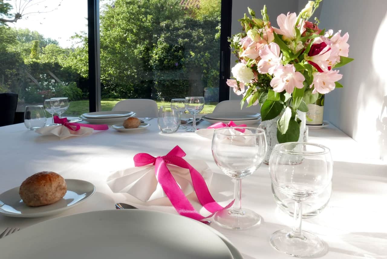 Vous avez la possibilité d'inviter à dîner et de dresser une table de fête jusqu'à six couverts.