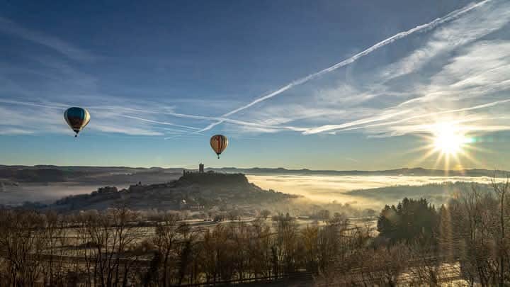 Polignac montgolfières au lever du soleil sur la brume