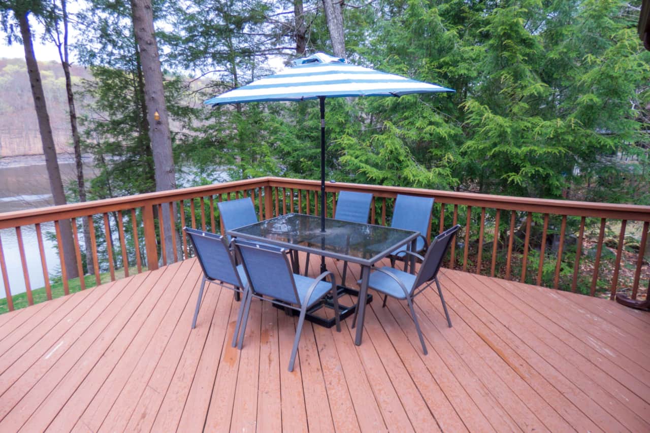 Outdoor dining area on the deck