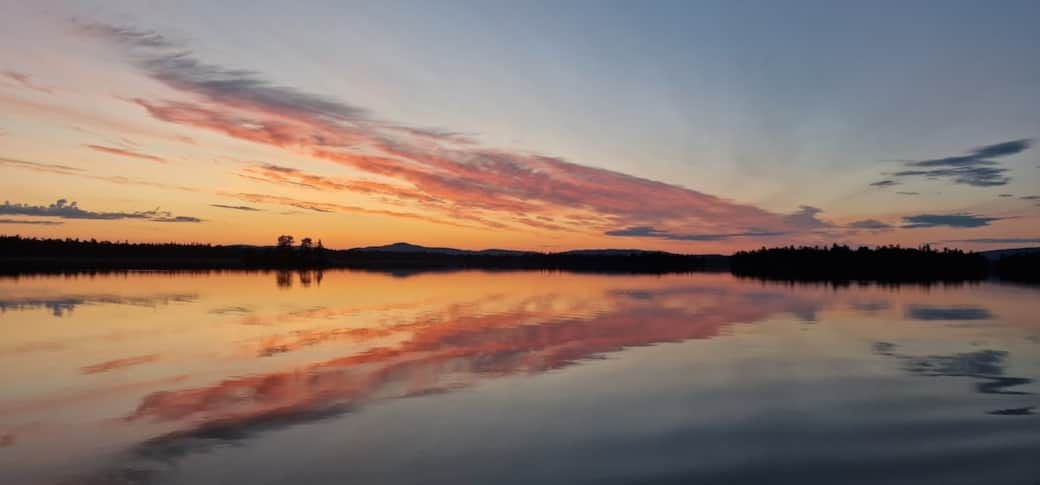 Tyyni loppukesän yö.

Calm lake in the evening at the end of summer.