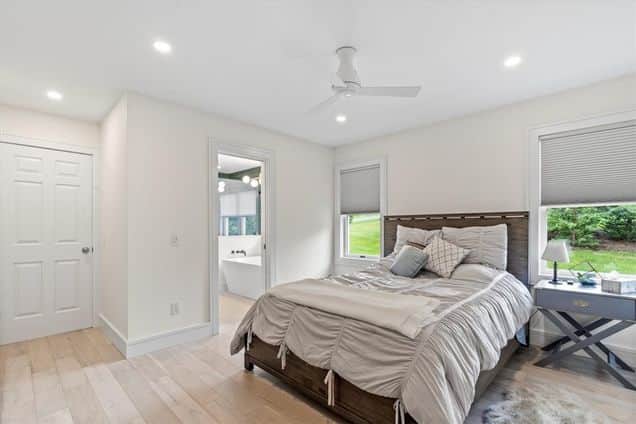 2nd floor queen bed en suite 