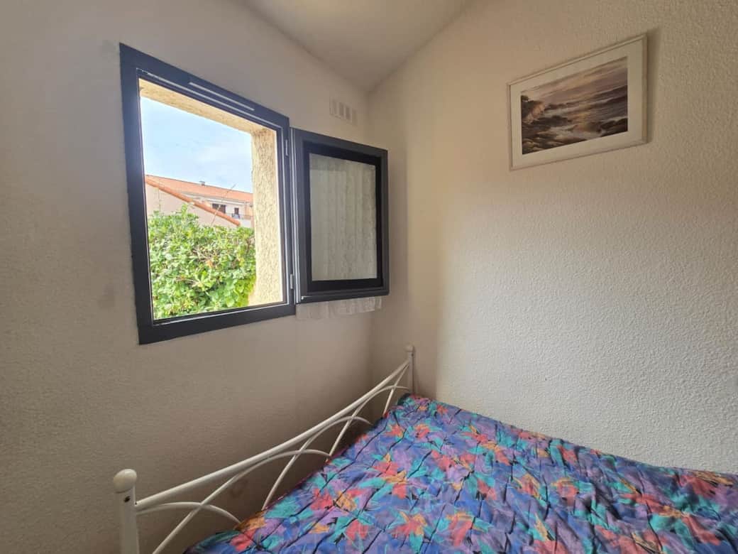 Chambre avec lit double confortable et vue terrasse