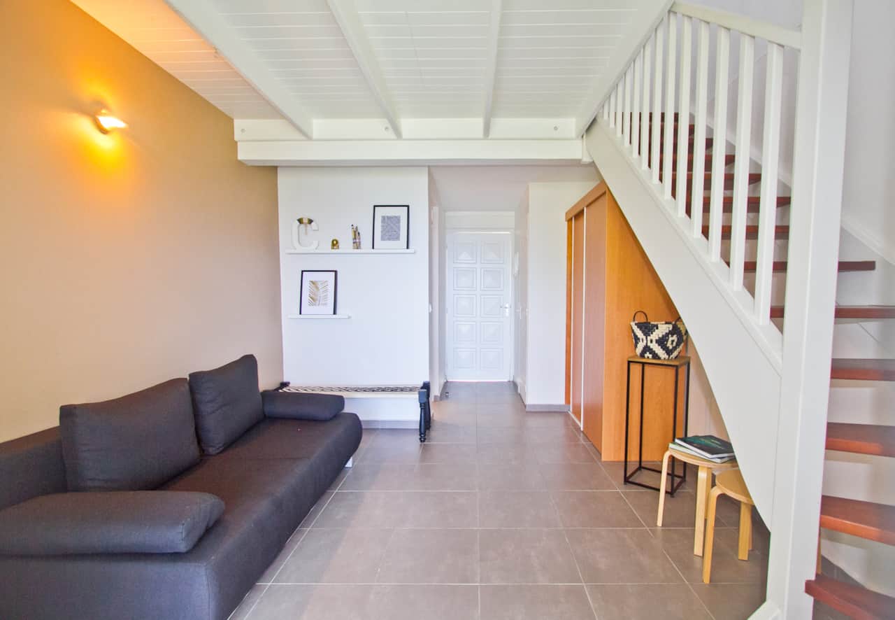 Das Wohnzimmer des Kakao-Maisonette-Apartments