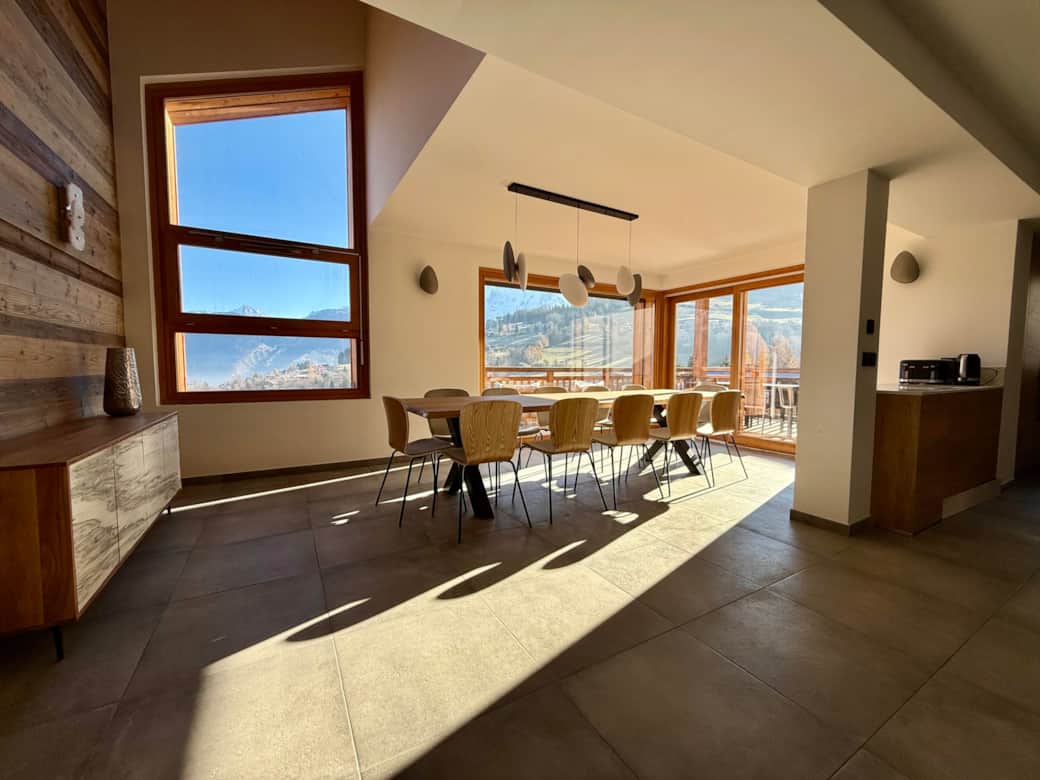 Cave a vin, grille pain et bouilloire accessibles depuis la table de la salle a manger