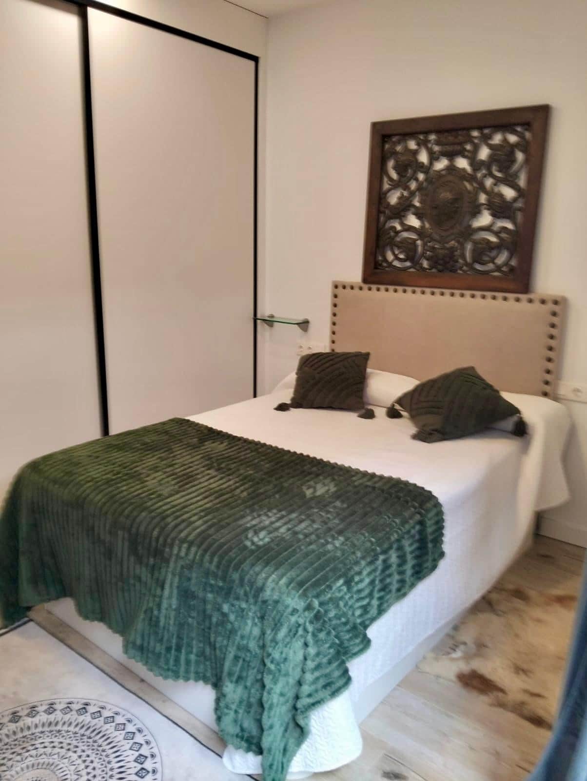 Dormitorio con cama de matrimonio