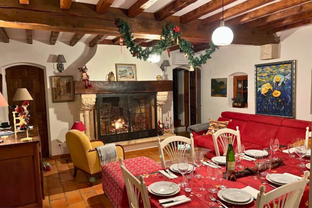 Un salon chaleureux où l’on savoure la douceur d’un feu de cheminée en hiver. Joyeux Noël. Un salon chaleureux où l’on savoure la douceur d’un feu de cheminée en hiver. Joyeux Noël.