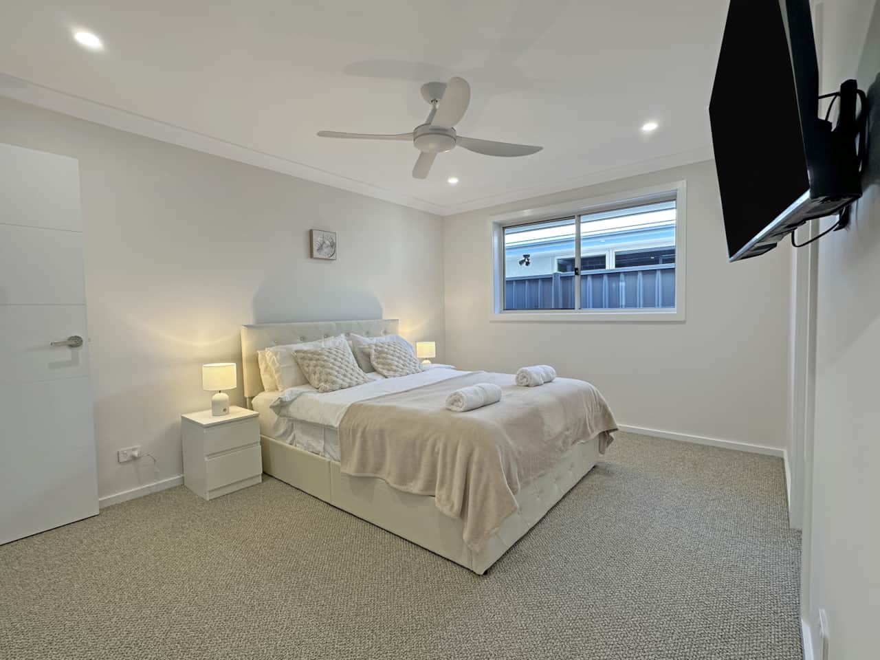 30 SussexGardenStays (SGS) Brm1 Ensuite