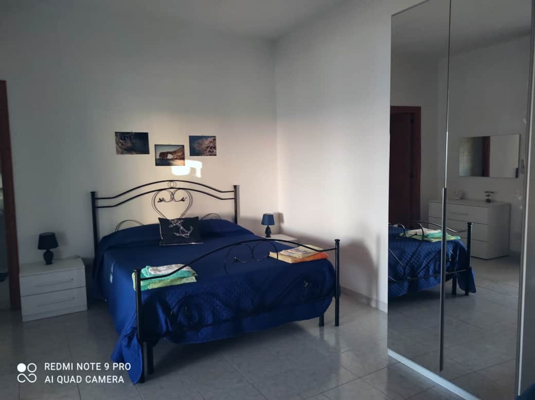 Camera matrimoniale spaziosa a Pollara Salina, armadio a specchio e comfort