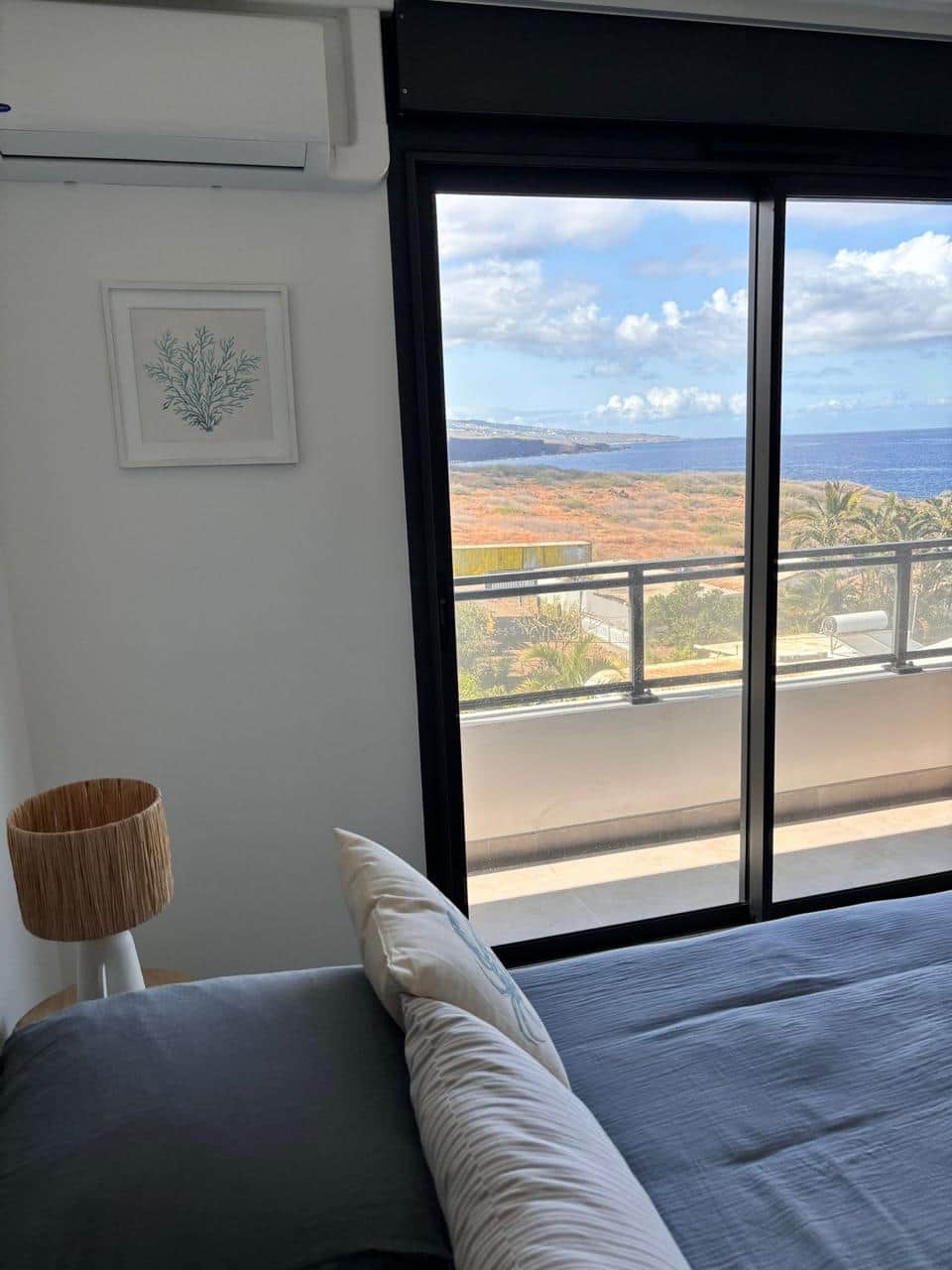 Chambre rose avec vue