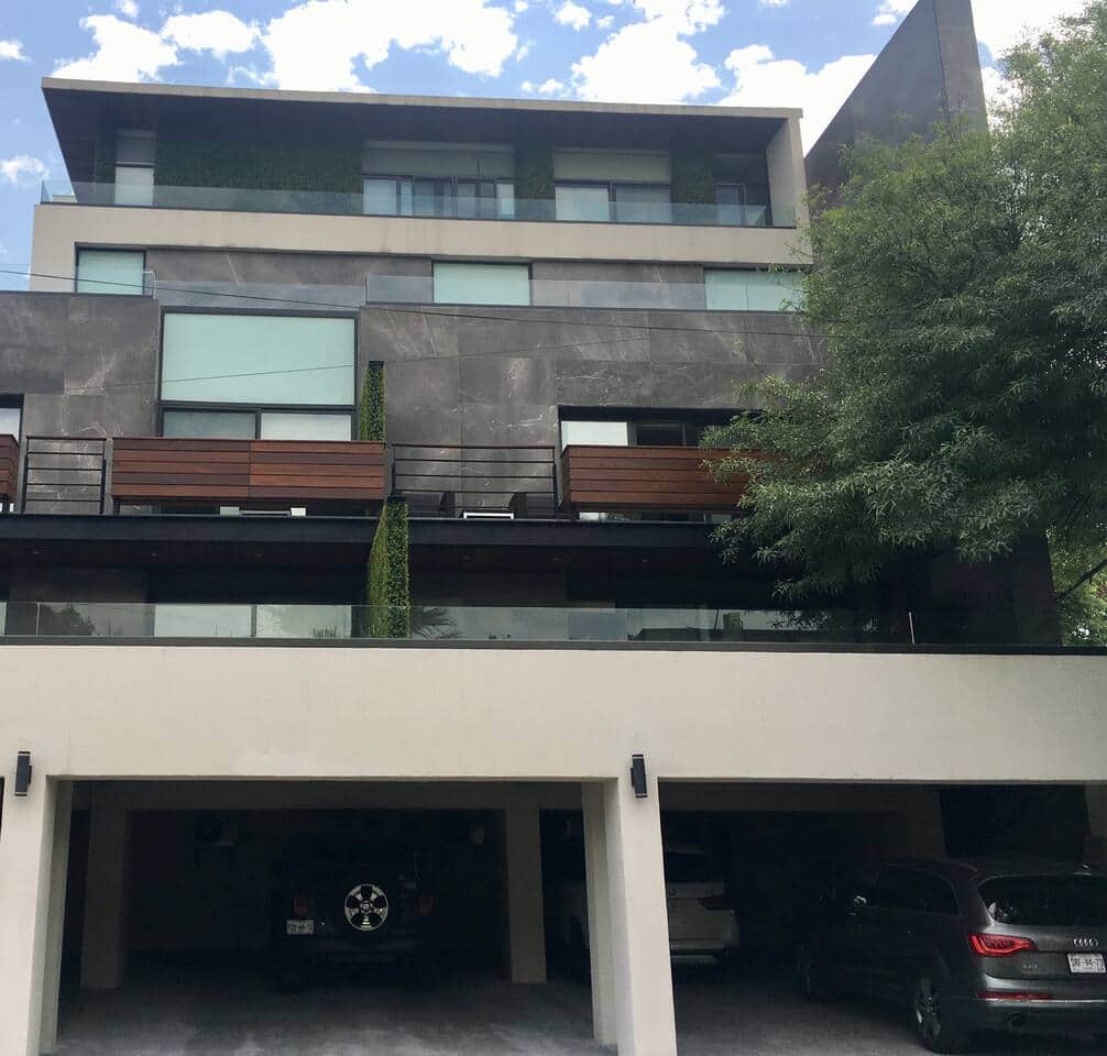 Exterior con acceso fácil y estacionamiento vigilado 24/7
