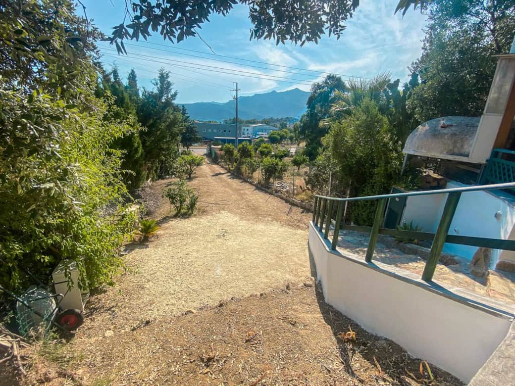 Posto auto privato disponibile all’interno del giardino, facilmente accessibile e immerso nel verde, ideale per chi arriva in macchina.