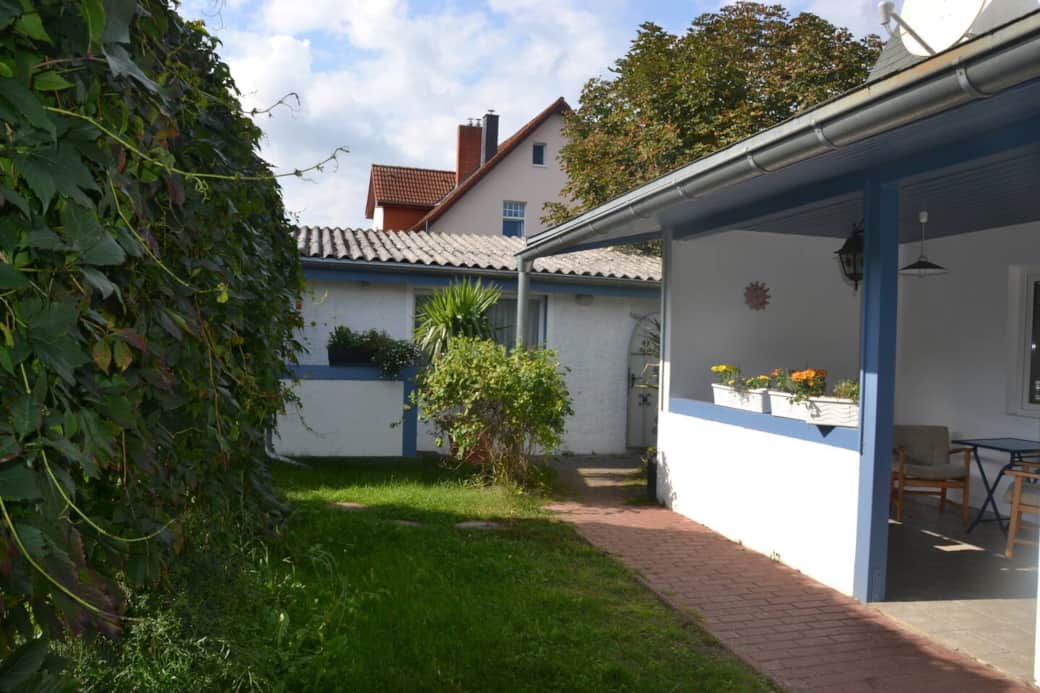 Blick auf den Innenhof mit der Terrasse Hiddensee rechts und Blick auf die Ferienwohnung Ruden 