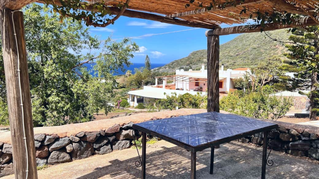 errazza panoramica vista mare a Pollara, Salina, ideale per pranzi e relax all’aperto.