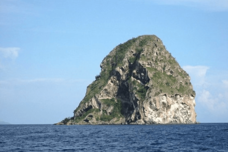 Le Rocher du Diamant vu depuis la côte, au sud de la Martinique
