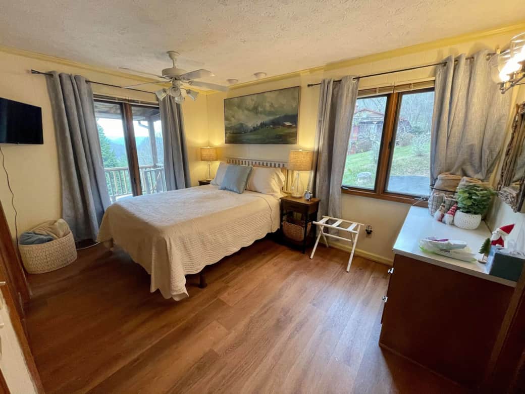 Master Bedroom (Queen)