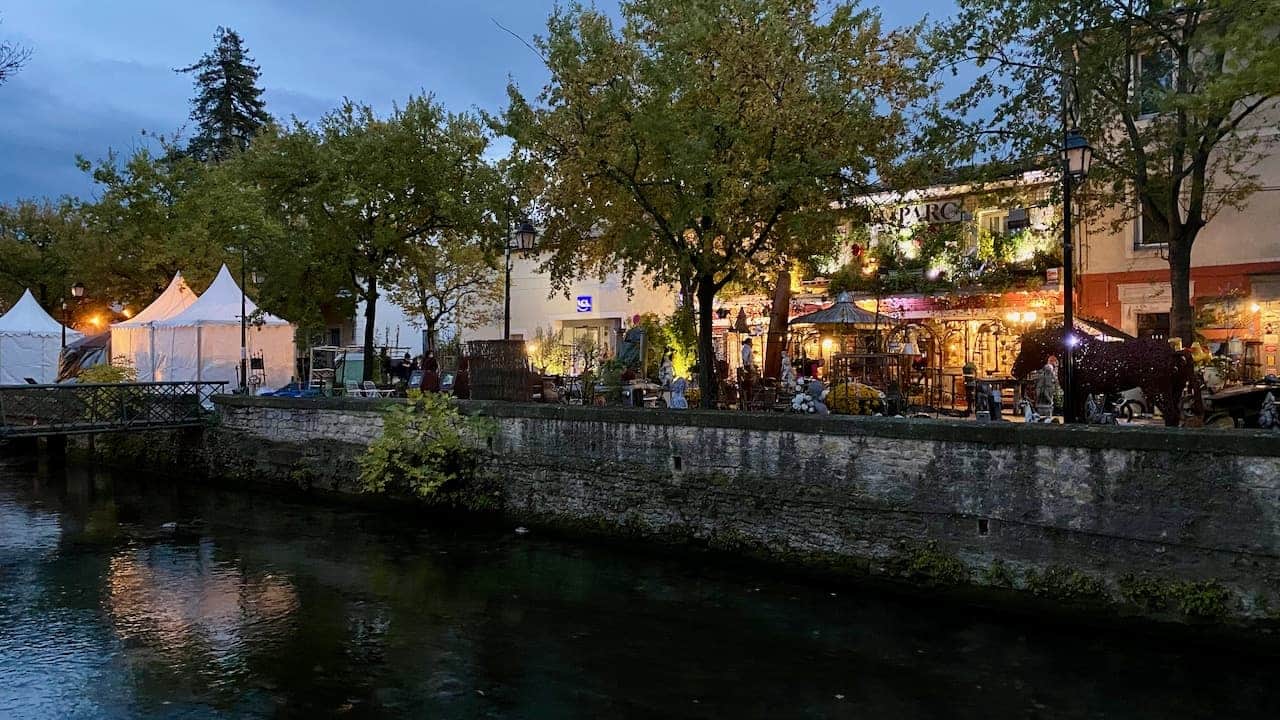 Abendlicher Blick vom Quai Rouget auf die Messe