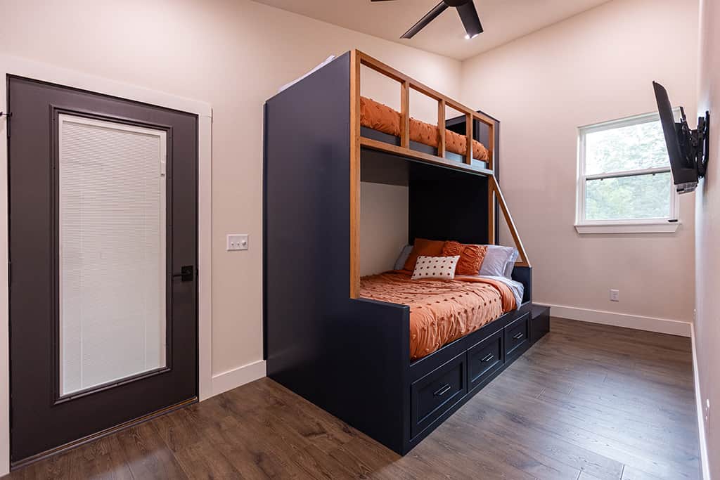 Bunkroom with Full and Twin Beds