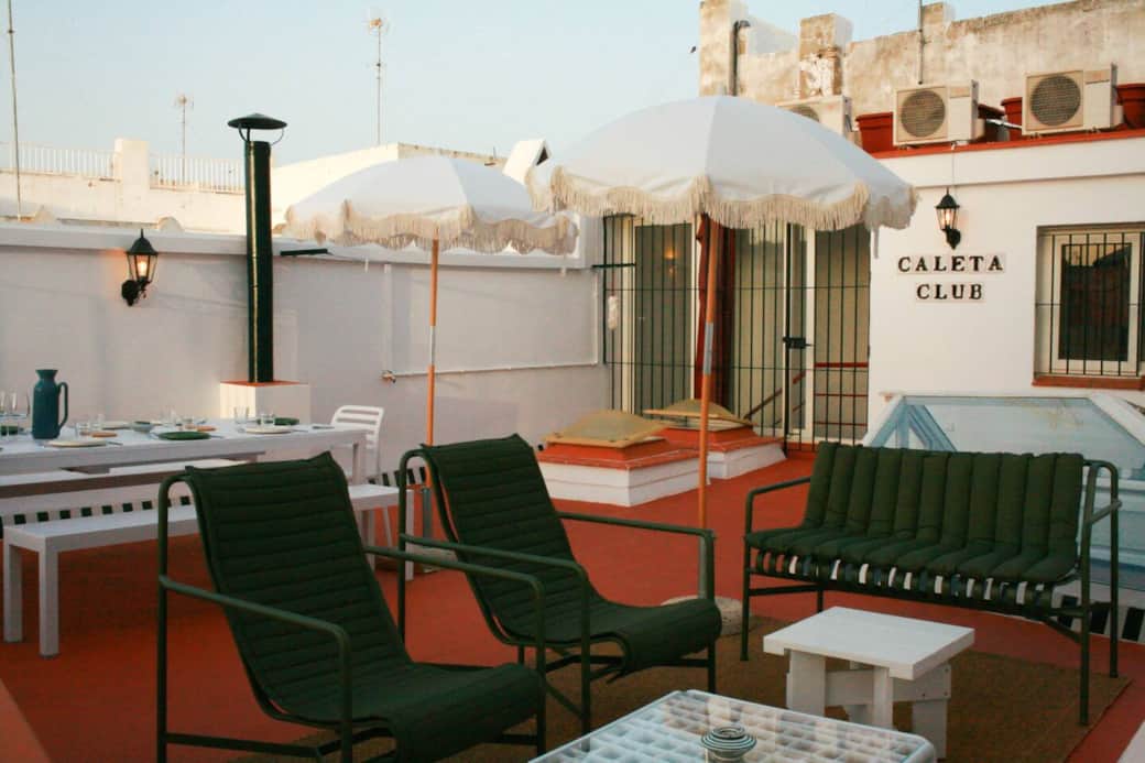 Private Rooftop / La Azotea Privada - A private rooftop with areas for lounging and for dining is a luxury here in Cadiz. Come watch the sunrise or the sunset and get a view of the church of Plaza San Antonio down the street.