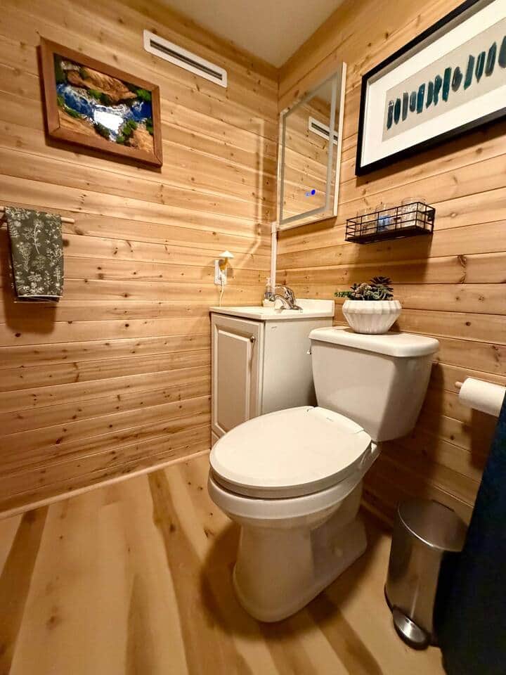 The bathroom in the yurt