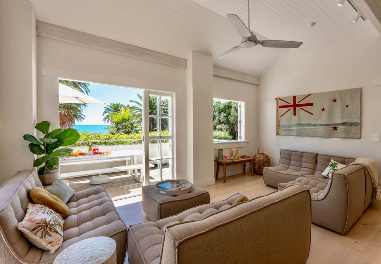 LIVING LEVEL LOUNGE 