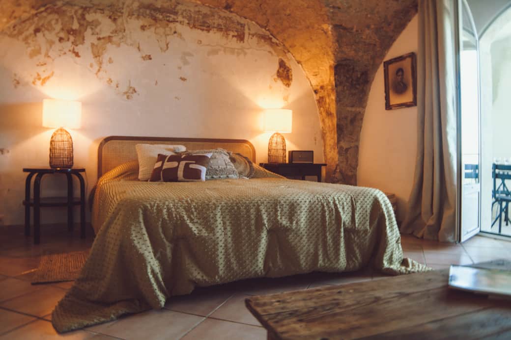 Le lit queen size (Studio) Le lit queen size (Studio)
