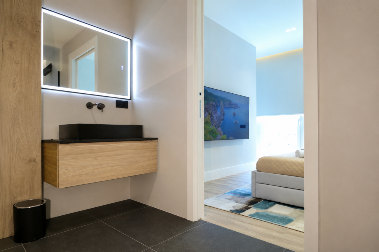 Cavour 31a bathroom vanity bedroom access