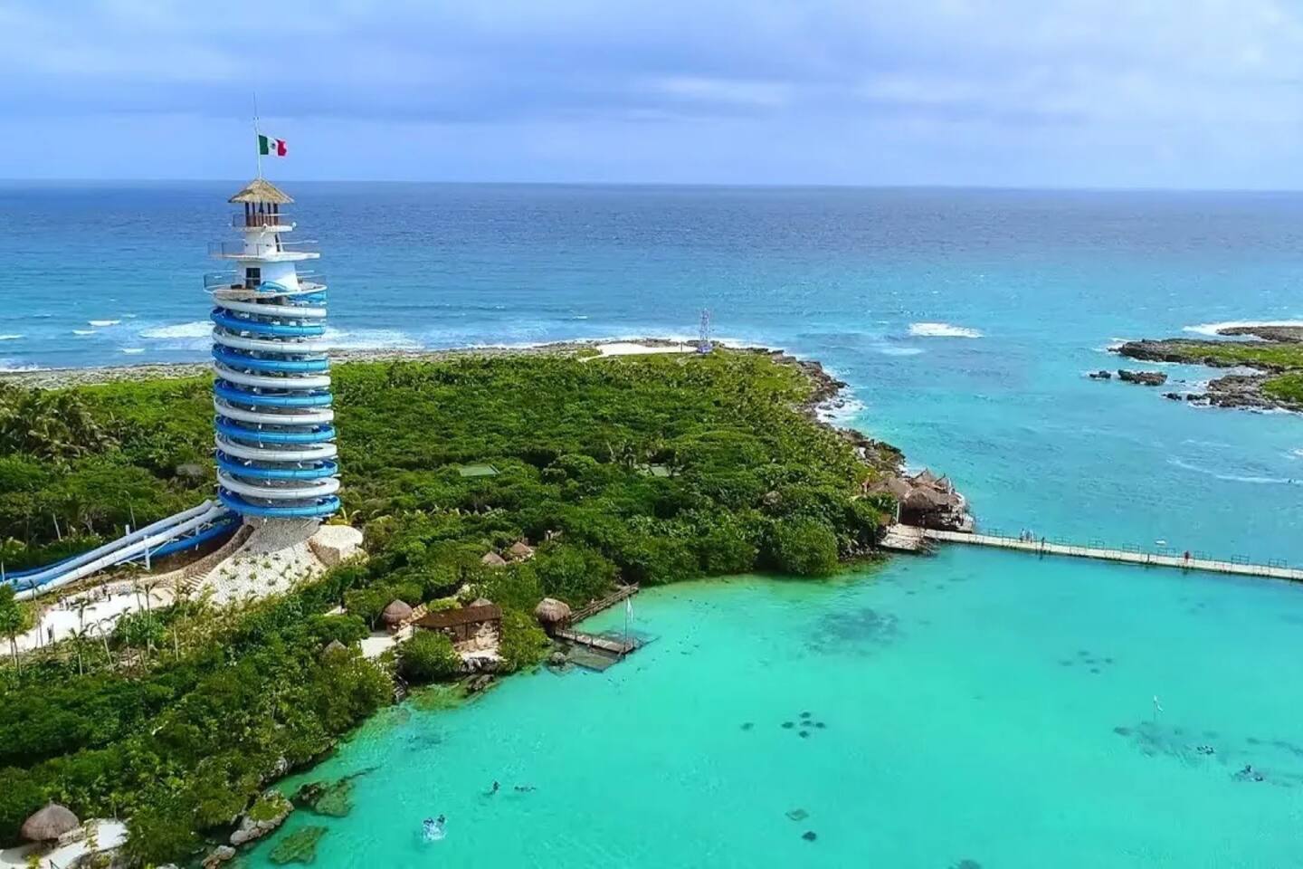 A solo 9 minutos del Parque Xel-Há, donde podrás hacer snorkel en aguas cristalinas, deslizarte por cuatro enormes toboganes, flotar en el río lento y explorar la vibrante vida marina en un paraíso natural, ¡además de muchas más actividades emocionantes!