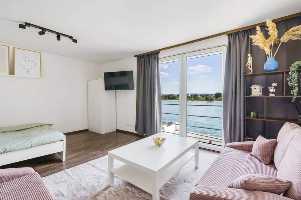 Wohn- und Schlafbereich mit Panoramafenster (2,00 x 2,00 m) Wohn- und Schlafbereich mit Panoramafenster (2,00 x 2,00 m)