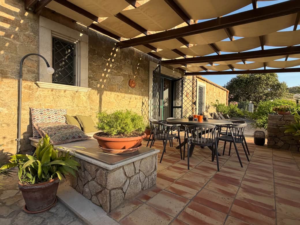 Terrasse mit Esstisch für bis zu 10 Personen