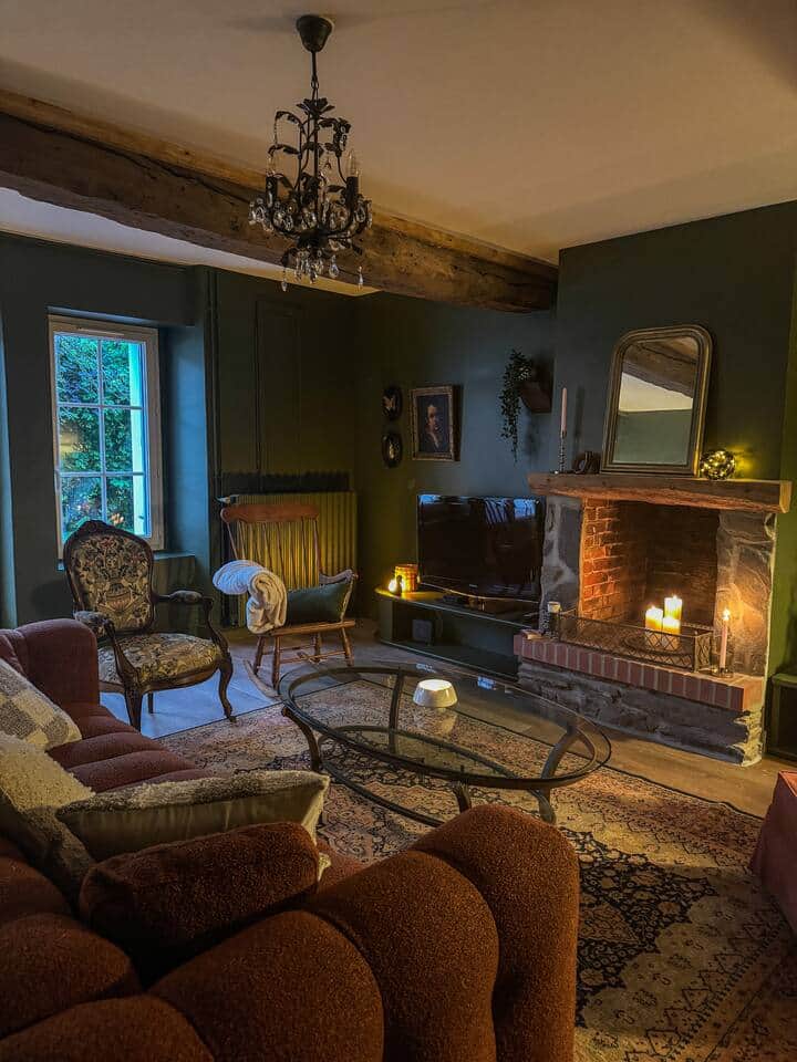 Un salon cosy avec vue sur la nature et fauteuils confortables