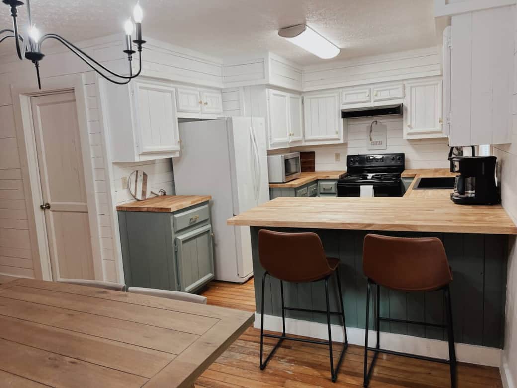 Kitchen with dining table 