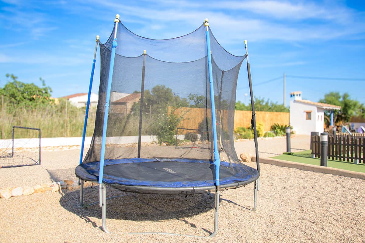 Cama elástica exterior en el área recreativa protegida | Masía de Cholito