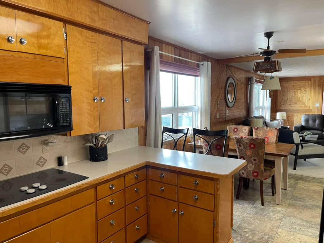 Kitchen & Dining