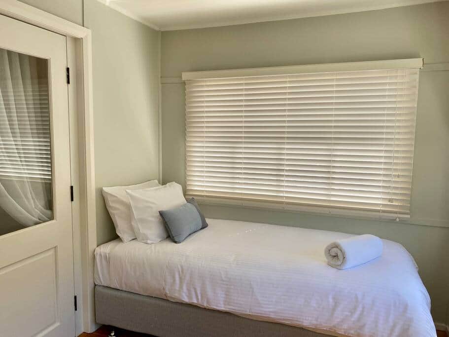 Sunroom with single bed 2 Sunroom with single bed 2