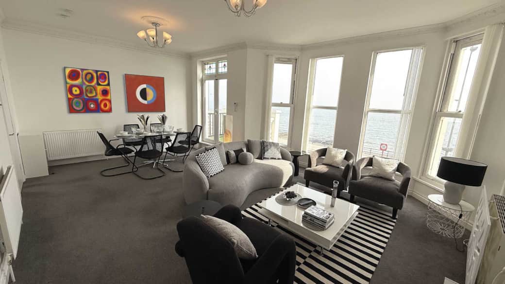 It has a spacious lounge and dining room It has a spacious lounge and dining room