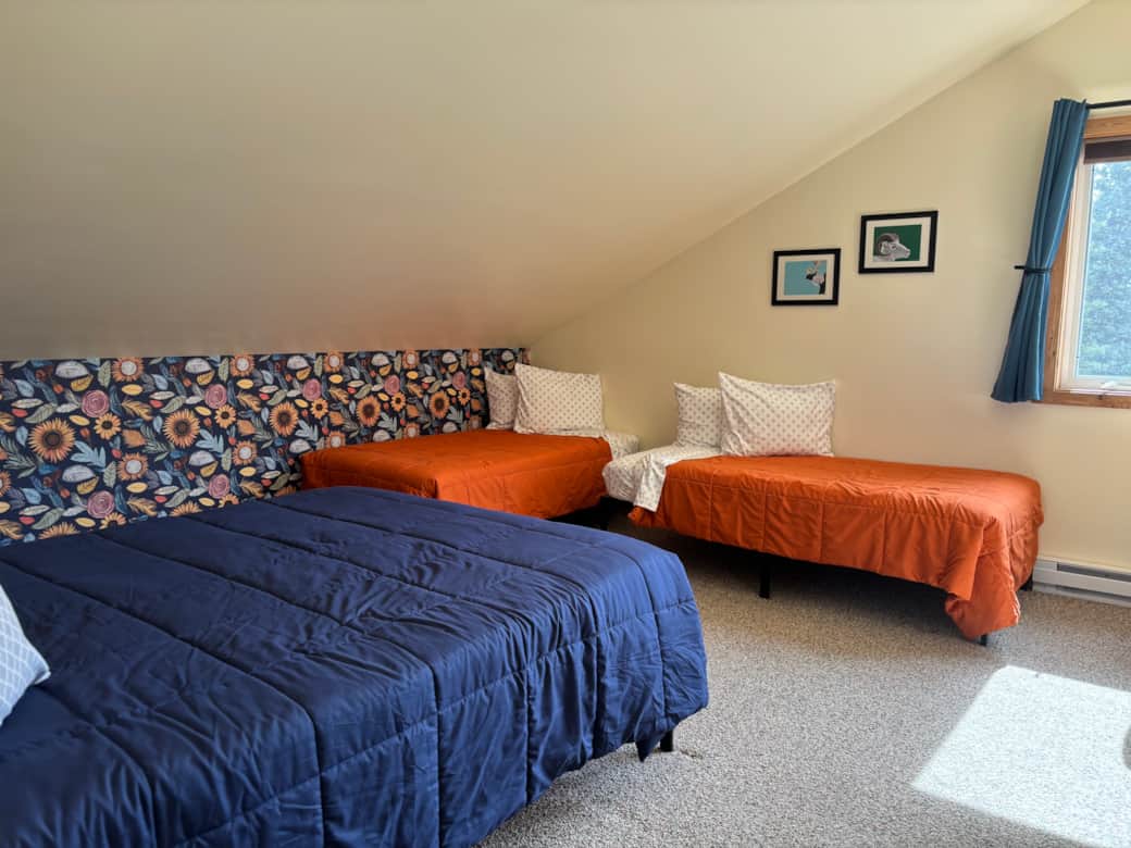 Queen bed + 2 Twin beds to sleep 4 guests comfortably. 