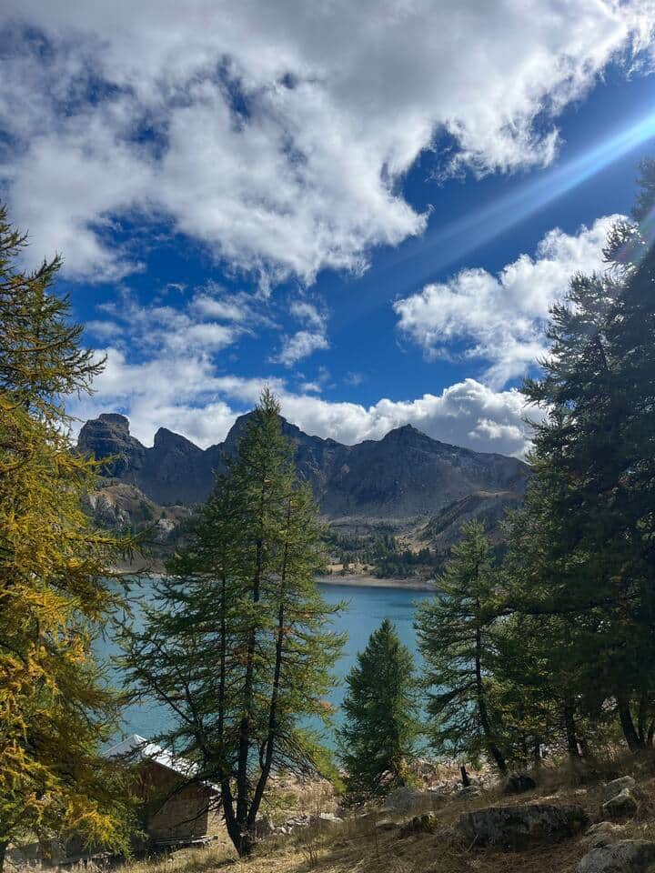 Le Lac d’Allos: photo prise en octobre 2024, où l’on randonnait en t-shirt, tout en cueillant des framboises fraîches 