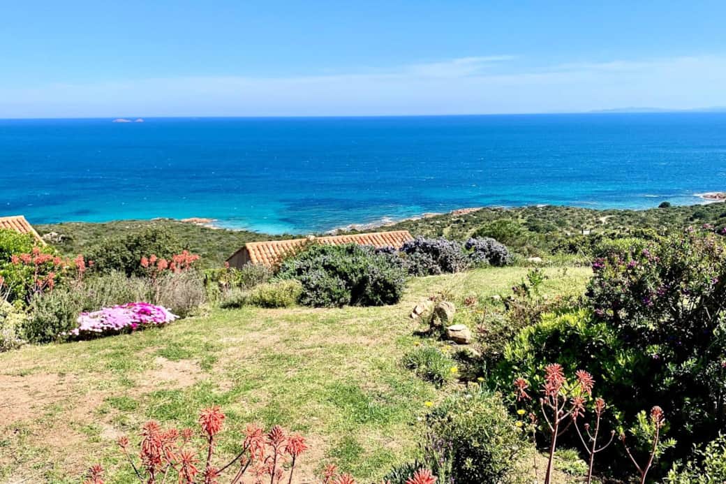 Vue panoramique sur la mer depuis la terrasse de la maison.