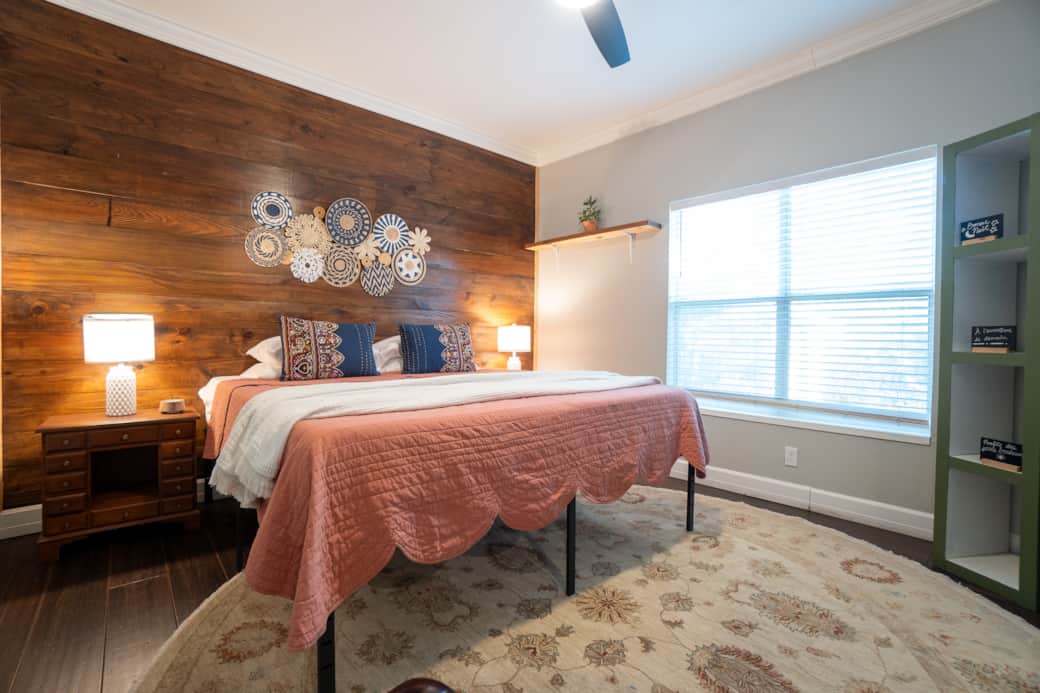 Bedroom 1 - King Bed 