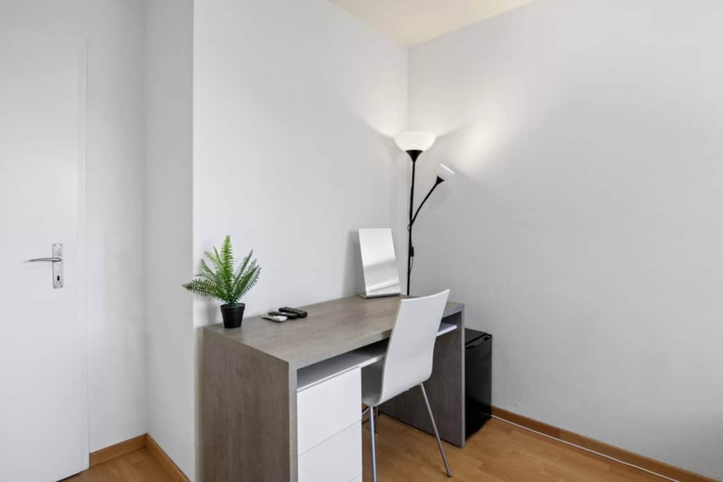 Bright work desk with a large table – ideal for home office, studying or quiet focused work. Bright work desk with a large table – ideal for home office, studying or quiet focused work.