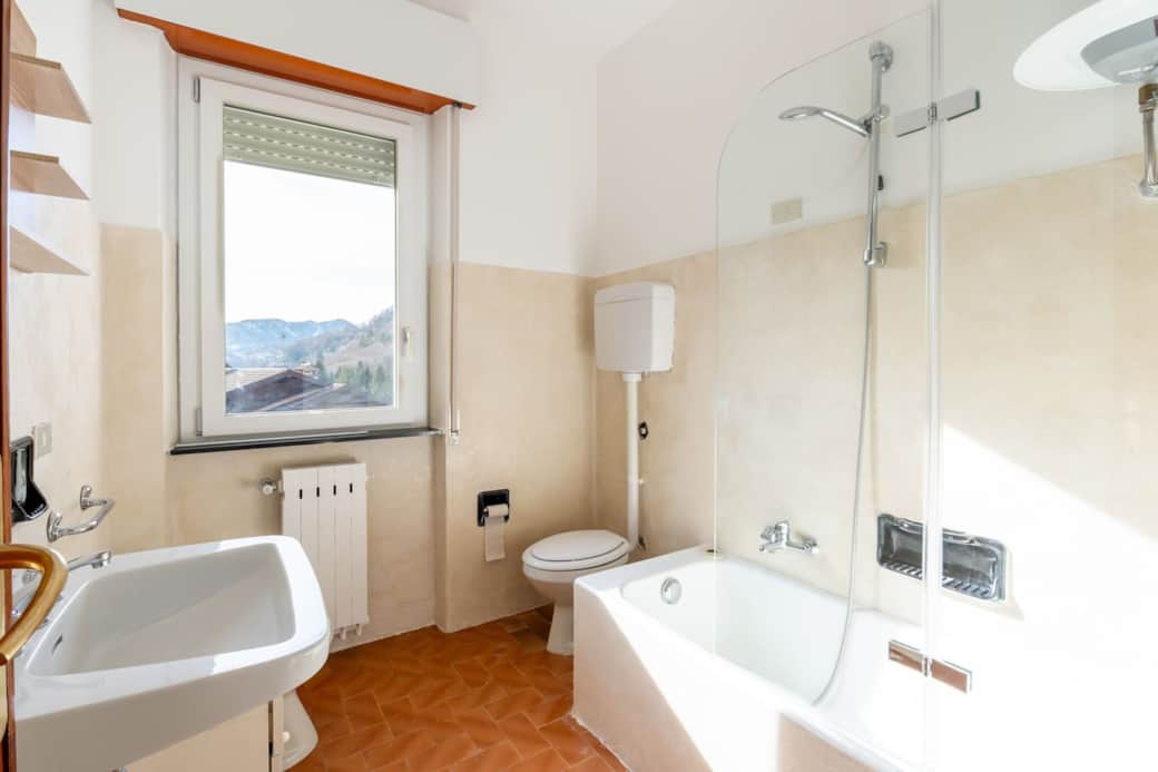 Bagno completo con vasca