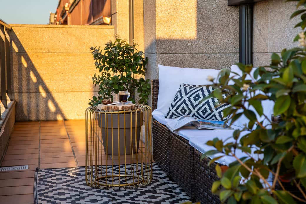 Terraza secundaria sofa slow descanso relax vistas apartamento la perla premium sanxenxo