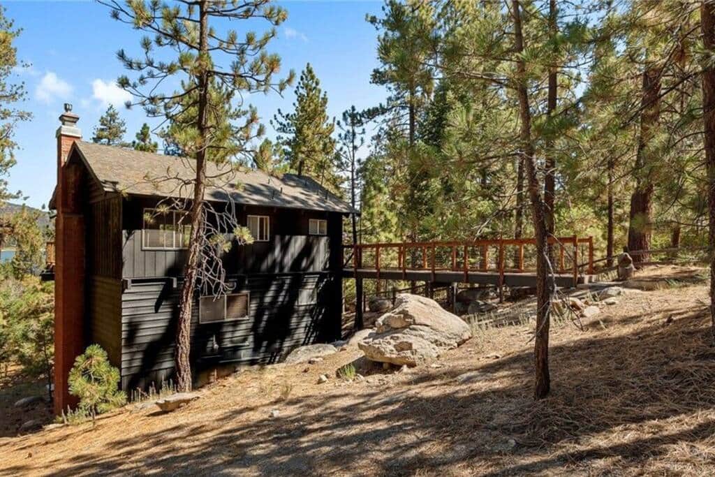 Idyllic, modern cabin in the woods, with a lovely lake view