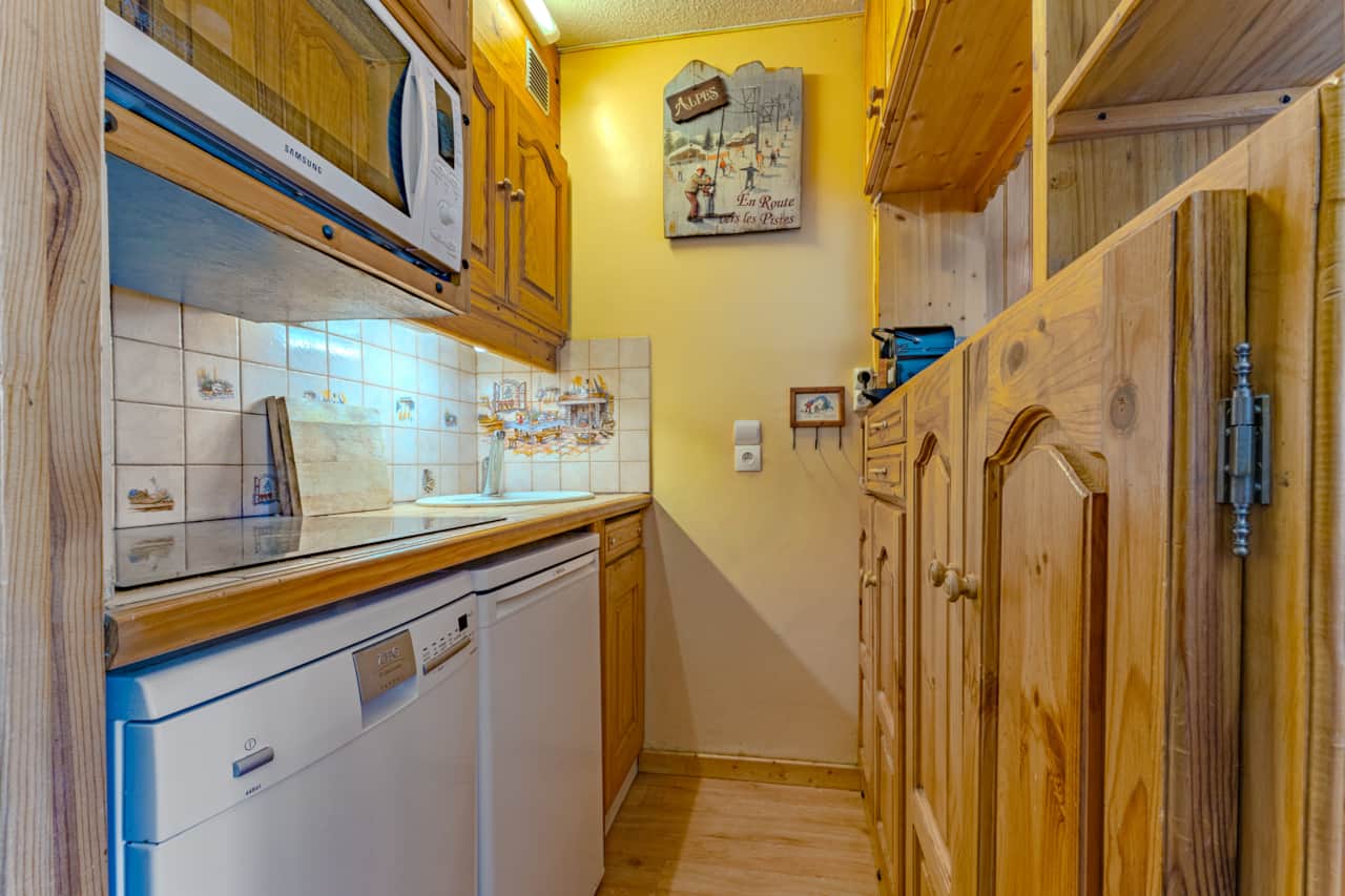 Kitchenette équipée et rangements en bois — Charming Machu, Val Thorens
