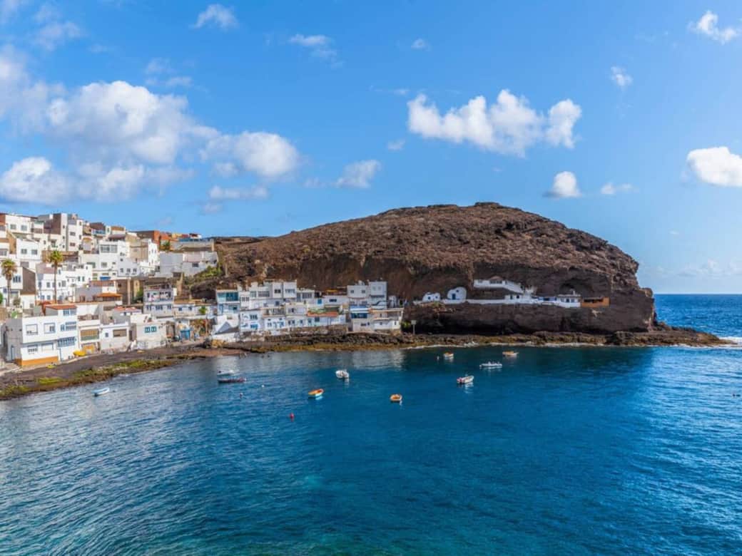 Tufia, un pueblo auténtico con esencia canaria, alejado de las zonas turísticas convencionales. Su bahía natural, perfecta para hacer snorkel, ofrece una experiencia única para disfrutar del mar en un entorno genuino auténtico y tranquilo Tufia, un pueblo auténtico con esencia canaria, alejado de las zonas turísticas convencionales. Su bahía natural, perfecta para hacer snorkel, ofrece una experiencia única para disfrutar del mar en un entorno genuino auténtico y tranquilo