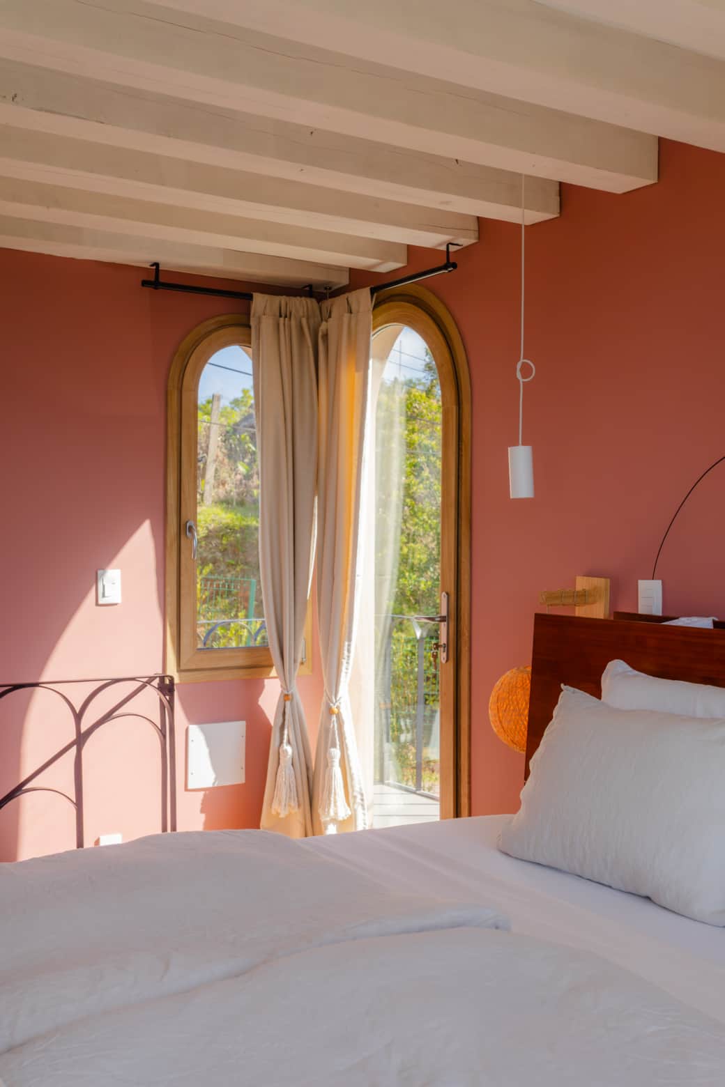 Arched windows for more coziness Arched windows for more coziness