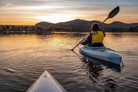 2 kayaks disponibles pour faire de merveilleuse balade sur le lac 2 kayaks disponibles pour faire de merveilleuse balade sur le lac